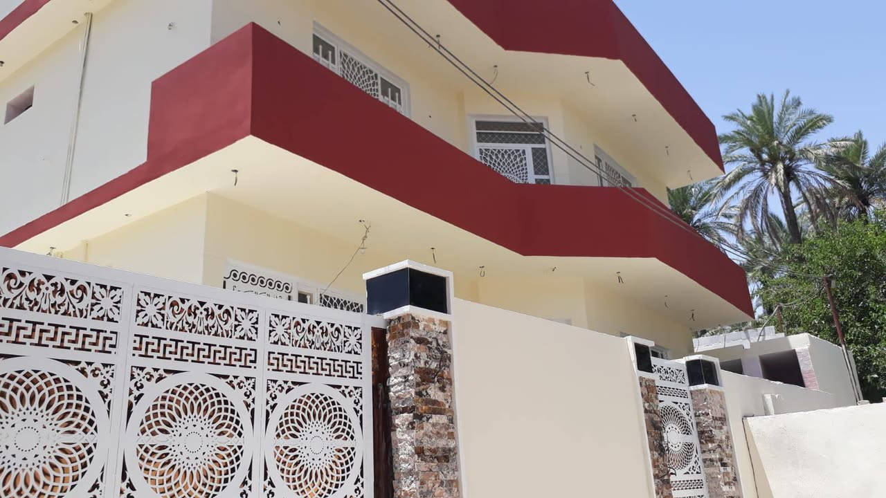 دار للبيع في ناحيه الوجهيه قرب جامع الوجهيه 
مساحه 140
يحتوي 4غرف نوم
مطبخ 2
صحيات غربي اوشرقي عدد 3
اتصال ***********وادس
