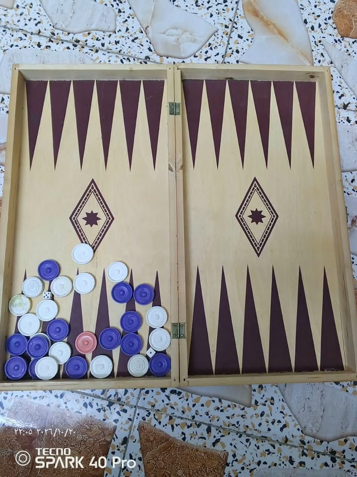 طاولة قديمة • القلعه