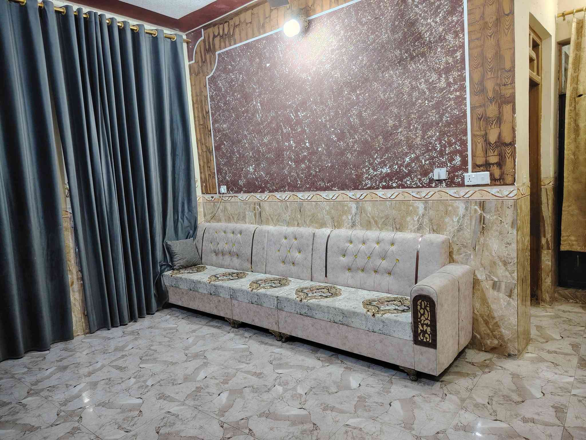 بيت للبيع المساحة ٢٥٠ متر في الشهداء قرب جامع الأنبياء ونافذ على مدرسة الشجرة الطيبة ومتوسطة المفاخر طابق واحد ثلاث غرف نوم وصالة ومطبخ واستقبال وصحيات عدد ٢ وكراج وسقيفة وحديقة ومنور وحولي شارع ٨ متر تبليط باسم شخص واحد وبي اجازة بناء السعر ١٦٠ قابل للتفاوض
مكتب الأصدقاء للعقار
***********

نص مكتوب في الصور:
- دار للبيع