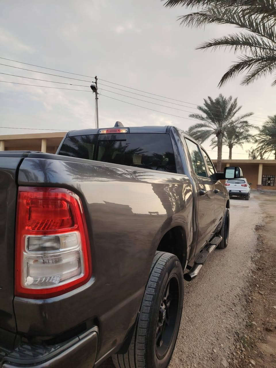 رام (RAM 1500) بك هورن - لون فيلي مميز
الموديل: 2022

الممشى :65000km

الفئة: بك هورن (Big Horn) مع مظهر Night Edition الرياضي المطفأ

رقم السيارة: أربيل (تحويل مباشر) 

​📋 المواصفات والتفاصيل الأساسية:

​المحرك: هيمي (HEMI V8) بسعة 5.7 لتر، يولد قوة 395 حصان (قوة وعزم جبار مع نظام اقتصاد الوقود eTorque لزيادة الكفاءة).

​ناقل الحركة (القير): أوتوماتيكي من 8 سرعات (تحويل بنظام القرص الدائري الذكي).

​نظام الدفع: دفع رباعي (4x4) مع خيارات تحكم كاملة للطرق الوعرة والسريعة.

​اللون الخارجي: لون فيلي (Steel Gray) مميز وأنيق، مع شباك أمامي ولمسات رياضية باللون الأسود المطفأ.

​الغرفة والداخلية:  (Crew Cab) واسعة جداً، مقاعد مخمل مخيطة باللون الأسود بحالة مميزة جداً.

​✨ الإضافات والميزات الخاصة بالسيارة:

​شاشة وسطية تدعم نظام Uconnect الحديث مع بلوتوث وأنظمة اتصال الهواتف الذكية.

​حساسات كشف النقاط العمياء (Blind-Spot Monitoring) مدمجة بالمرايا الجانبية.

​نظام تدفئه للستيرن والمقاعد الاماميه  

​كونسول وسطي ضخم يحتوي على منافذ شحن سريعة متعددة (USB و Type-C) مع منفذ كهرباء منزلي 115V خلفي.

​مقود جلد مطرز يحتوي على تحكم كامل (مثبت سرعة، أوامر صوتية، والتحكم بشاشة العدادات).

​دواسات جانبية (Side Steps) بلون أسود مخصص.

​

مكان السيارة (صلاح الدين)

للاستفسار الاتصال على الرقم(***********)
