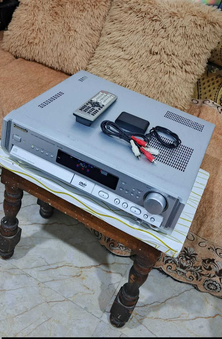 السلام عليكم .
مضخم مسرحي AV ريسيفر من النوع الضخم .
ماركة باناسونيك اليابانية تجميع سنغافوري .
موديل SA-HT80. ..كهرباء ٢٢٠ فولت .
من النوع الضخم  الواجهة ٤٣ سم و العمق ٣٨ سم ارتفاع ١٤ سم .
جهاز بلادي و شغال بالكامل قدرة اخراج الصوت 
٤٠٠ واط تقريبا .يشغل ٦ سماعات بالنظام المسرحي ٥ سماعات + سماعة دمام سوبووفر .
يشغل سماعة سوبوفر مباشر مثل بقية السماعات
يحتوئ علئ راديو AM + FM الاعتيادي المفتوح
ادخالات اواكس لربط مختلف الاجهزة مثل النقال او الشاشة او اي جهاز اخر ويدعم ربط بلوتوث خارجي عالاواكس ..البلوتوث موجود مع الجهاز 
بيه تحكمات ديجتال للصوت ايكولايزر وتحكم بتقسيم السماعات و التحكم بصوت الدمام ....
مع العلم الجهاز يحتوي علئ مشغل اقراص DVD 
5 اقراص جينجر عارض عالتلفزيون .لكن الباب حاشر ما يفتح .لان الجهاز متروك فترة طويلة .
ملحقاته ريموت تحكم + بلوتوث خارجي نوع ممتاز يربط اواكس .مع كل كيبلات الضرورية .
السعر  ٦٠ الف نهائي اخوان  اي استفسار او مراسلة عالخاص رجاءا او الرقم *********** .
البصرة موجود توصيل شركة .
