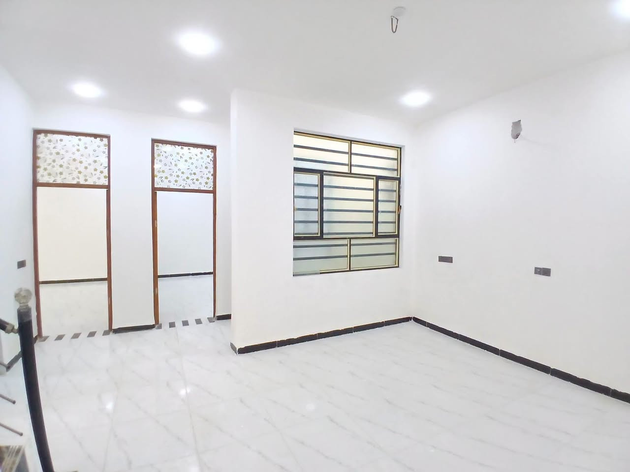 دار للبيع كوت حي الحكيم شارع الواليه مرقم من قبل البلديه مساحه 180م بناء طابوق يتكون من غرفتين نوم مطبخ استقبال هول صحيت داخليه وخارجيه السعر المطلوب 67مليون وبيها مجال للشراي الاستفسار مراجعه مكتب دلالية حسن البيضاني*********** نستقبل كافة العروض في حي لحكيم @أبرز المعجبين @
