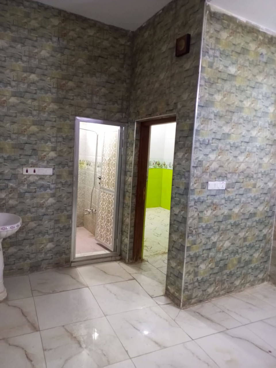 متوفر بيت🏛️ للايجار 130م بناء حديث
 بالتقيه الاولى طابقين
⚡ غرف نوم عدد 3 ⚡استقبال
 صاله 
 مطبخ ⚡صحيات ⚡
 🏵️🌿  
لاستعلام
***********📲
***********📲
📞علي الحبوري /ابو مهيمن
