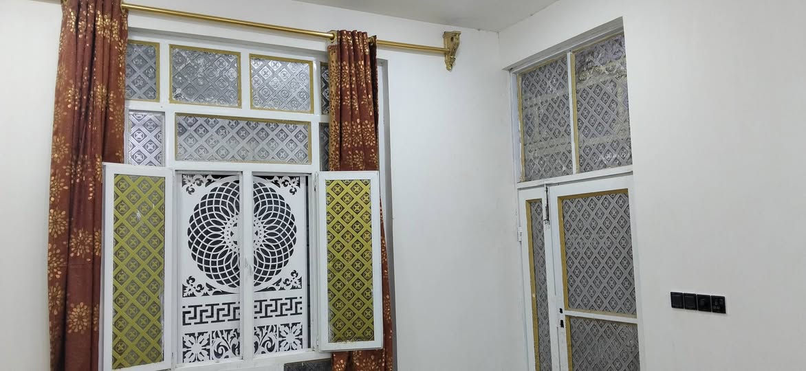 السلام عليكم دار للبيع في الجولان الثانيه قرب جامع الجولان الكبير  مساحت البيت 168 مكون من قرفه و صاله و مطبخ وستقبال وحمام وصحيه وكراج البيت كامل من الداخل  بس من الخارج يرادله لبخ  نضام طابقين بس الطابق الثاني مامسكف السعر 50 و بي مجال  للستفسار اكثر اتصل ***********//// ***********
