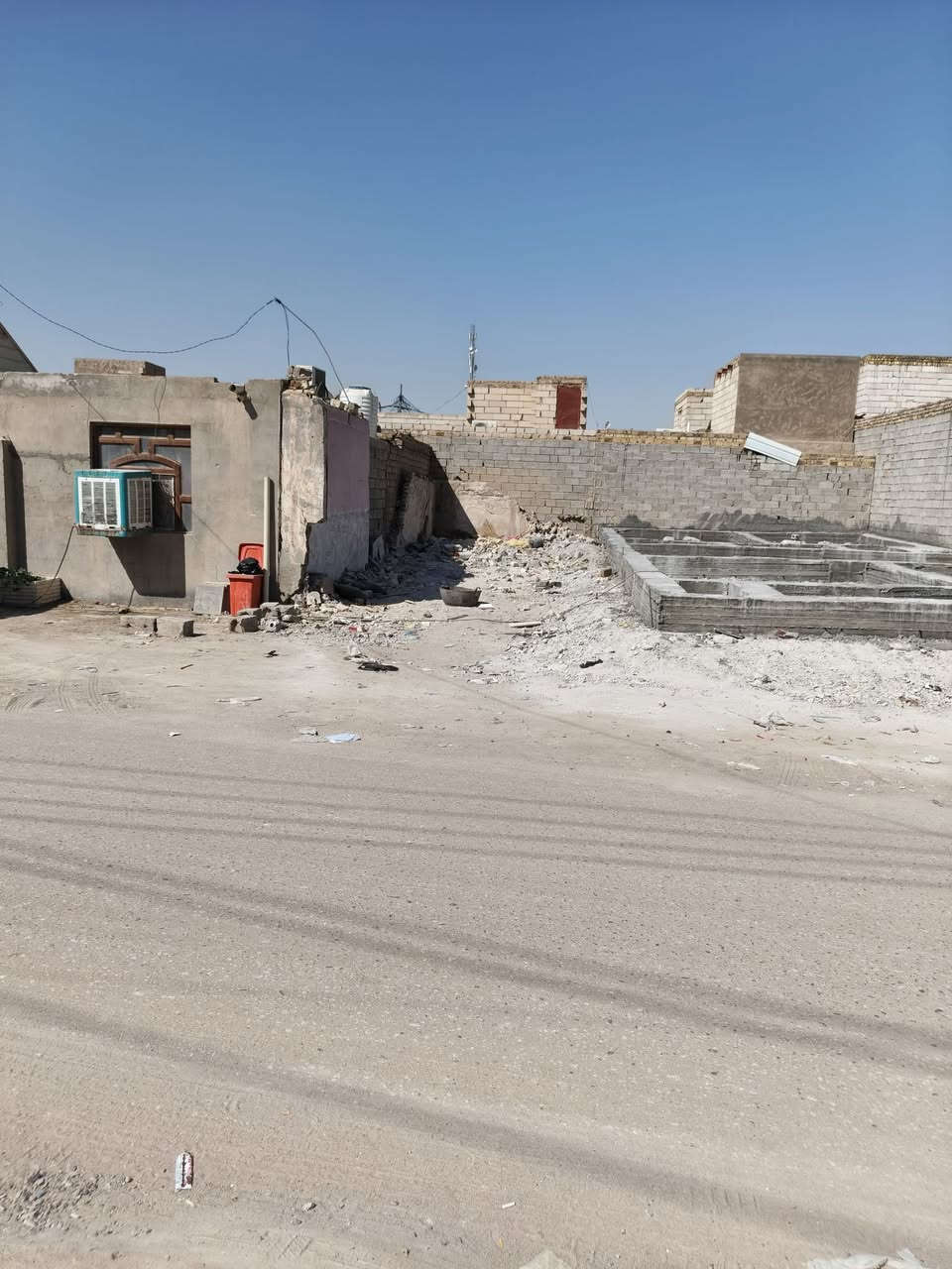 عرصع موقع تجاري ع الشارع للبيع اقل من 100واجه 5ونزال اقل من 20 خلف الدور 17تموز شارع محطه الغاز واتساب *********** @الجميع
