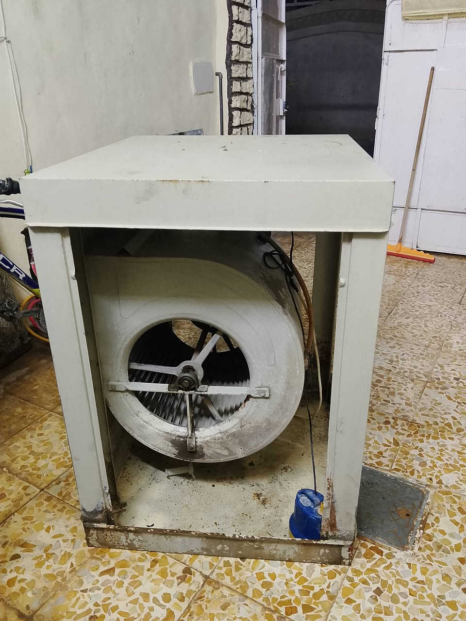 السلام عليكم 
مبردة الاندلس حجم 3500 جديدة گشر أخو النظيف الماطور شغال واترپم شغال جاهزة من كل الاحتياجات السعر 125 الف للتواصل *********** .
