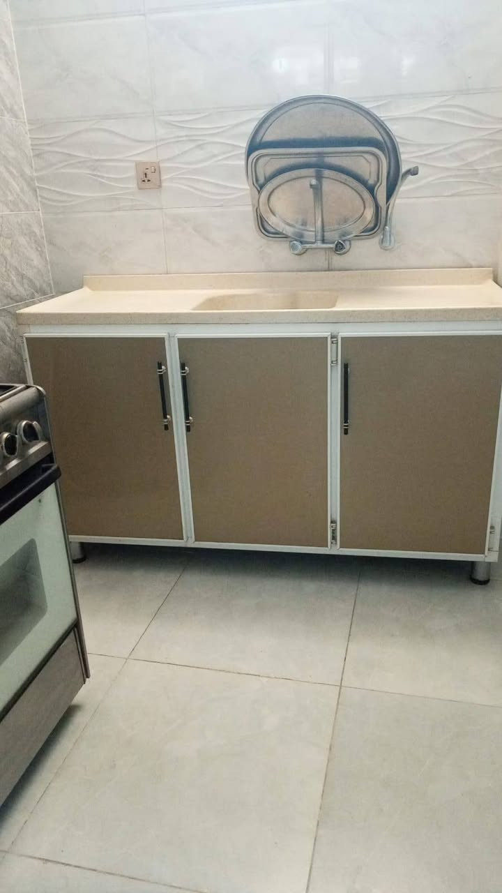 سنك متر ونص مرمر اخو الجديد.
٢٥٠ 
كيزر ١٥٠ حجم جبير 
مكيف طنين نضيف ب٣٠٠ 
شراي خاص

