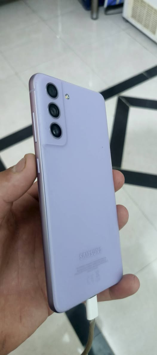 سلام عليكم.  سامسونج S21 Fi5g 
ذاكرته. 256 دبل. شريحه. 
للبيع او المراوس. شعندك. نزل. 
عنواني النجف الاشرف. 
رقم الاتصال. ***********
