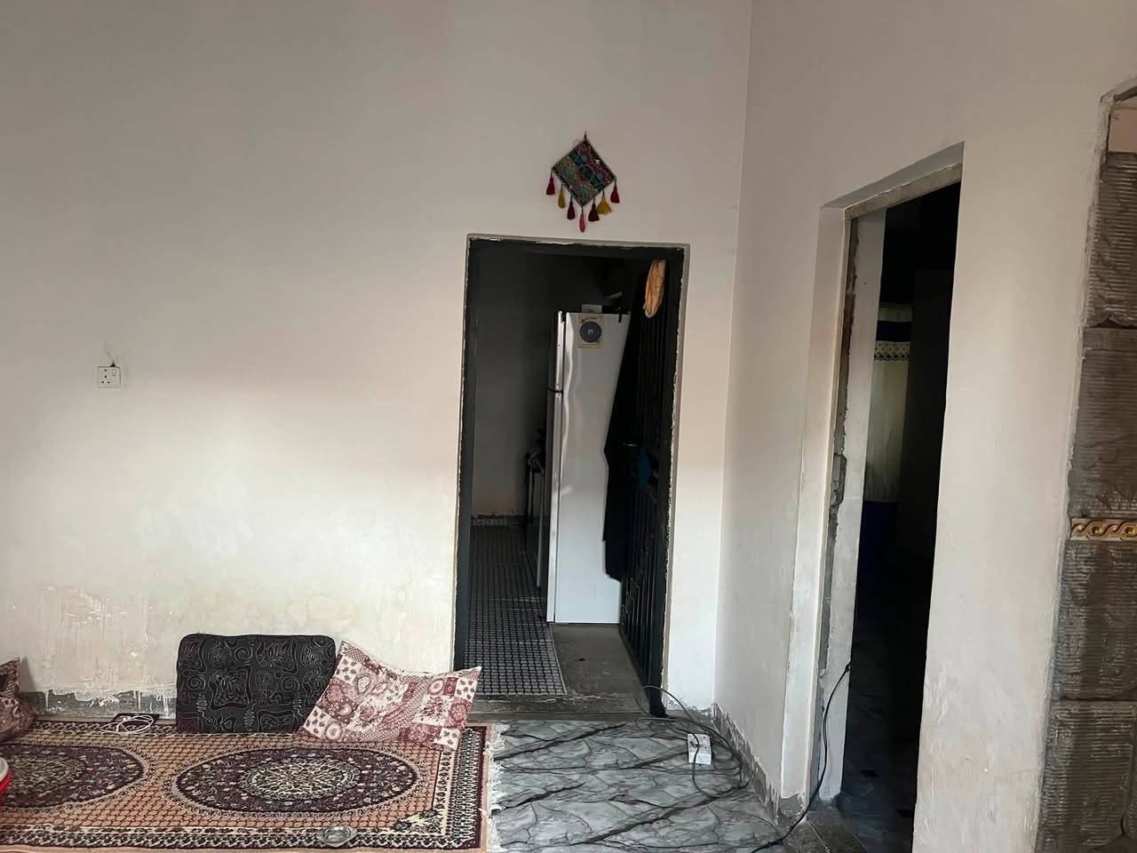 دار البيع بلديه مسحه 200متر يحتوي ع2غرفتين ومطبخ وصاله وديوان وكراج يبعد عن شارع 50متر العنوان الزبير حي السراء بلفرع مال مطعم اليمونه الاستفسار ***********
