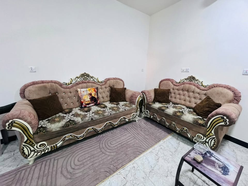 عندي هذا التخم عارضته للبيع ملكي اخو الجديد مبي اي خدش او كسر او سفنجه نازله ومثل مدتشوفون عرضته لان مكاني صغير ميكفي هو 10مقاعد

مكاني حي العامل الي يريد واتساب او يتصل ع هذا الرقم ***********
