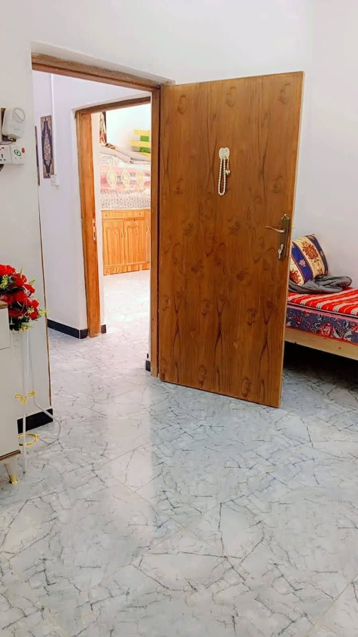 🏡 دار سكن راقي للبيع (طابو صرف)
📍 الموقع: حي الشرطة 
📏 المساحة: 100 متر مربع
🏗️ التصميم: طابقين (عگادة)، نظيف وممتاز جداً وجاهز للسكن الفوري.
​✨ تقسيم البيت من الداخل:
• 🚪 استقبال منفصل للضيوف
• 🛋️ صالتين معيشة واسعة
• 🛏️ 3 غرف نوم مرتبة
• 🍳 مطبخ عملي
• 🚿 صحيات داخلية وخارجية متكاملة
• ⚡ الخدمات: المنطقة خادمة ومكتملة بكل الخدمات الأساسية.
​💵 تفاصيل المصرف:
• الدار مطلوب 72 للمصرف العقاري 
• القسط الشهري: 330 ألف دينار عراقي فقط!
​📞 للتواصل ومعرفة السعر باليد:
اتصل الآن أو راسلنا على الأرقام:
📲 ***********
📲 ***********
​💬 اضغط (لايك) وعلق بـ (تم) وتوصلك كل التفاصيل فوراً!
​🏢 مكتب دبي للعقار والمقاولات العامة
