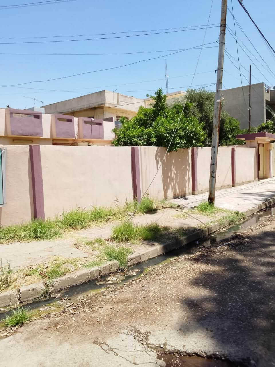 دار  للبيع في حي الشرطهً خلف مطعمً الساعه
المساحه 406
الواجهه 17 في 25 ركنً
ممكنً البيع حسب الطلب 
للاستفسار
***********
