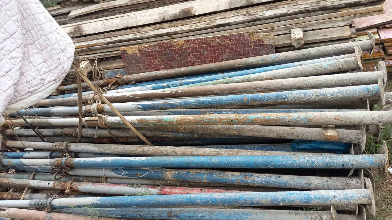 خشب وجكات للبيع
اربعه متر واقل
مثل مموضح بلصوره نضيف
لمكعب 400 قفل
جكات اصلي زوج 30 
مكان بغداد الدوره 
هاتف ***********
