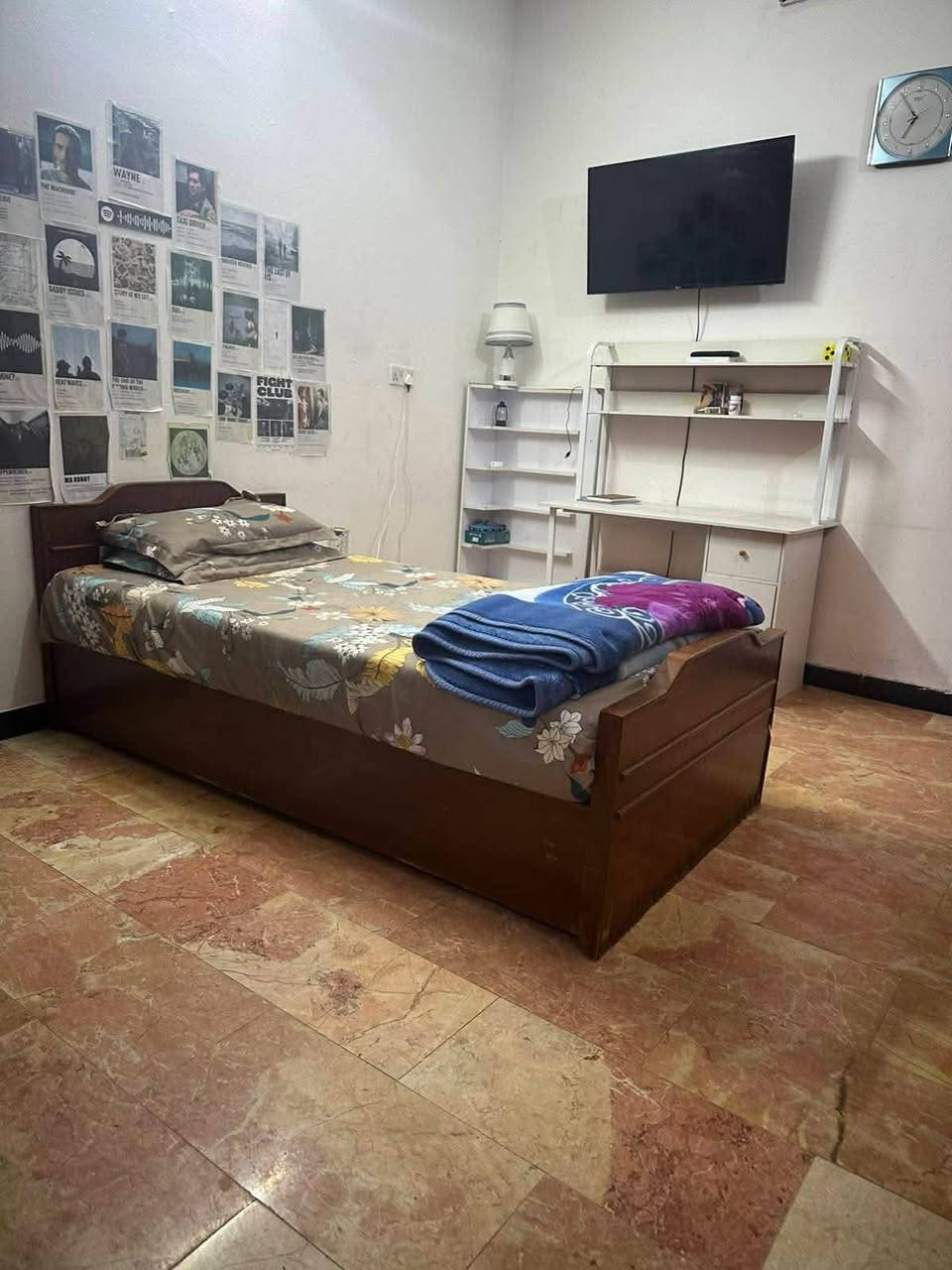 🏠 عمارة للبيع – كرادة داخل | من المالك مباشرة
📍 الموقع: كرادة داخل، شارع مغلق، مفتوح من جهة أبو نواس.

🏢 العمارة 3 طوابق، وكل طابق مستقل، ويحتوي على:
• 3 غرف
• هول استقبال
• مطبخ
• صحيات

📐 المساحة: 153 م²
📏 النزال: 16 م
📏 الواجهة: 9 م
🛣️ عرض الشارع: 6.5 م

💰 السعر: 650 مليون دينار عراقي قابل للتفاوض

📞 للتواصل والاستفسار:
واتساب أو اتصال: ***********

من المالك مباشرة – بدون وسيط.
