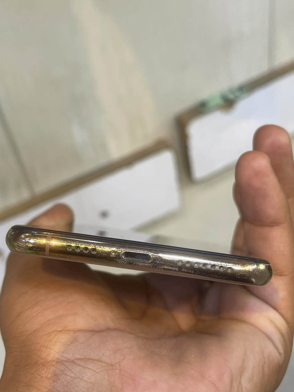 سلام عليكم
اكس إس ماكس  
ذكرته ٢٥٦سعره ١٨٠وبي مجال حك جيه شراي رقمي تصل عليه وتساب بي فقط

‪+964 781 820 5402‬

دبل خط بطاريه صاله يومين بدله

نص مكتوب في الصور:
- ٢:٢٥
- البطارية حالة البطارية والشحن
- رسالة مهمة حول البطارية
- غير قادر على التحقق من أن هذا الـ iPhone يحتوي على بطارية أصلية من Apple. قد لا تكون التفاصيل الواردة من هذه البطارية دقيقة.
- لمعرف المزيد
- الحد الأقصى للقدرة
- ١٠٠٪
- هذا قياس لقدرة البطارية مقارنة بقدرتها عندما كانت جديدة. قد تتسبب القدرة المنخفضة بتقليل ساعات الاستخدام بين عملية الشحن والأخرى.
- أقصى قدرة للأداء
- الـ iPhone غير قادر على تحديد عمر البطارية
- شحن البطارية المحسن
- للحد من استنزاف عمر البطارية، يتعلم الـ iPhone من عادات الشحن اليومية، بحيث ينتظر ولا يتجاوز ٨٠٪ حتى يحين موعد حاجتك إلى استخدامه.