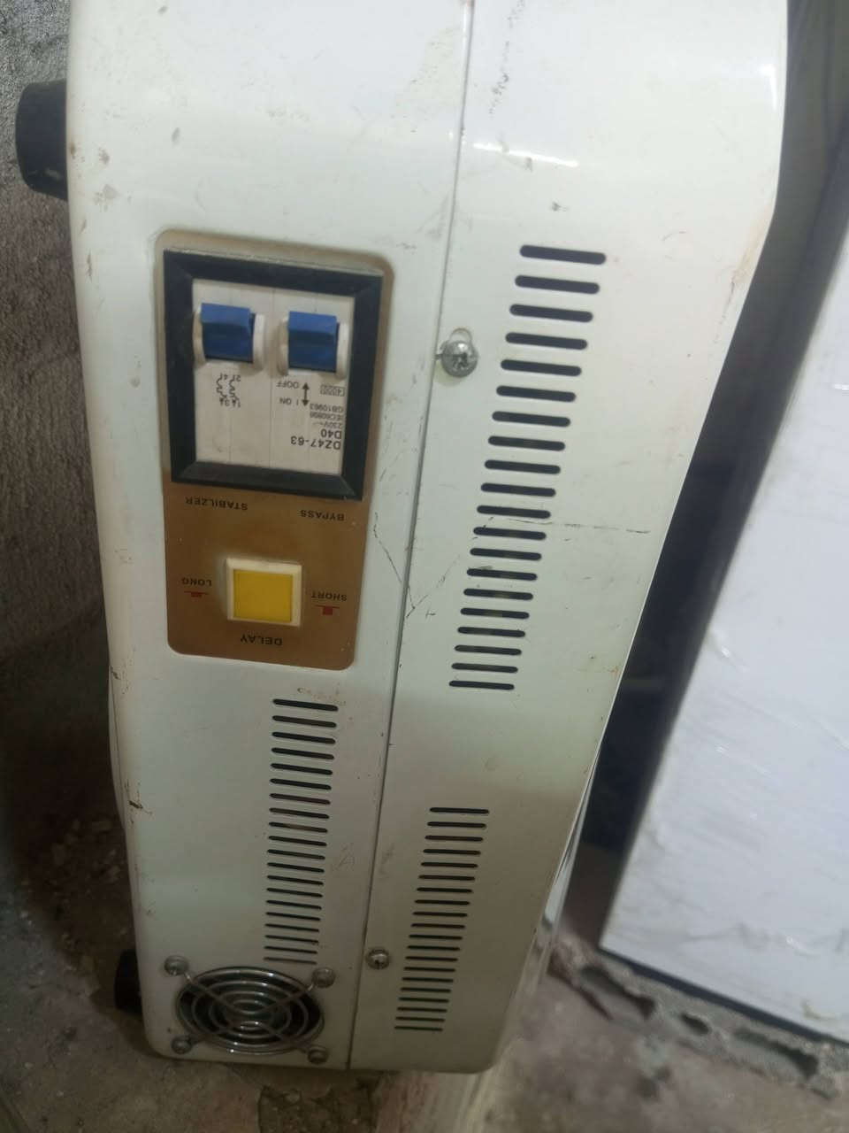 رافعة للفو لتية مستعملة شغالة جاهزة من كل شيء وجودتها عالية تثبت الفولتية لتستقر 220 V سعر 250 وبيها مجال بسيط وتستخدم عادة في الأجهزة الكهربائية إذا كانت الفولتية ضعيفة الاستفسار اتصل /***********
