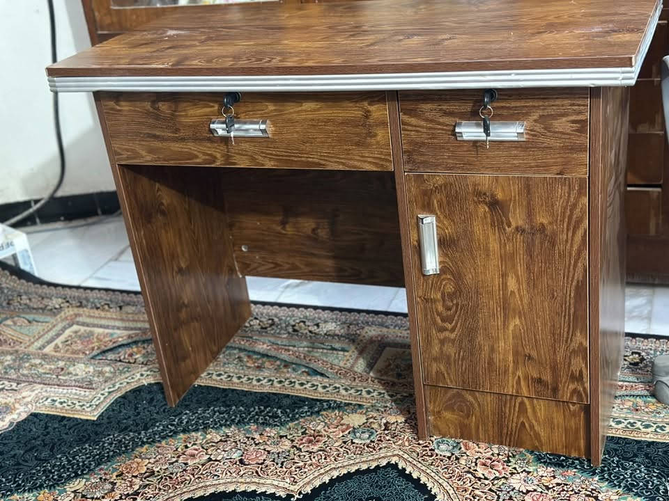 ميز • استخدام شهرين • رفوف قوية