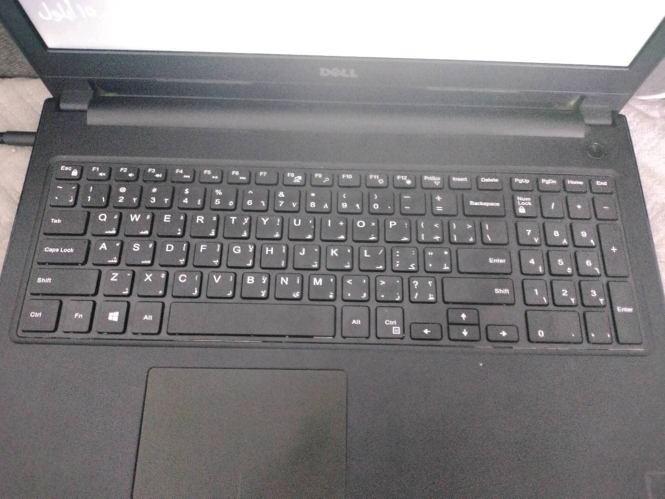 السلام عليكم ورحمة الله وبركاته 🙋‍♂️✨
للبيع: لابتوب ديل بحالة ممتازة واستعمال خفيف جداً 👌💻
المواصفات الفنية:
 * الموديل والشركة: Dell Inspiron 15-3567 🏷️
 * المعالج (CPU): Intel Core i3-6006U بسرعة 2.00 GHz (الجيل السادس) ⚡
 * الذاكرة العشوائية (RAM): 4.00 GB DDR4 (بسرعة 2400 MHz) 🚀
 * مساحة التخزين: 119 GB SSD (هارد سريع جداً لنظام التشغيل) 💾⚡
 * كرت الشاشة (Graphics): Intel HD Graphics 520 🎨
 * نظام التشغيل: Windows 10 Pro (إصدار 22H2) 🪟
الملحقات المجانية:
 * 🖱️ ماوس وايرلس (Wireless Mouse) مع قطعة USB داخلية.
 * 🎒 شنطة لابتوب أصلية وجديدة تماماً.
 * 🔌 شاحنة أصلية وأداء الشحن ممتاز جداً 🔋.
الاستخدام والسعر:
 * ممتازة جداً للدراسة، البحوث، الطباعة والتصفح 📚✍️.
 * تشغل الألعاب الخفيفة، وإذا أضفت لها رام 4GB إضافي تشغل ألعاب متوسطة بكل سهولة 🎮🔥.
 * الكيبورد شغال بالكامل بدون أي مشاكل ⌨️✅.
 * جهاز ممتاز، رخيص، واقتصادي جداً 💯.
السعر: 200 ألف دينار عراقي و بي مجال  مع كامل الملحقات! 💰🎉