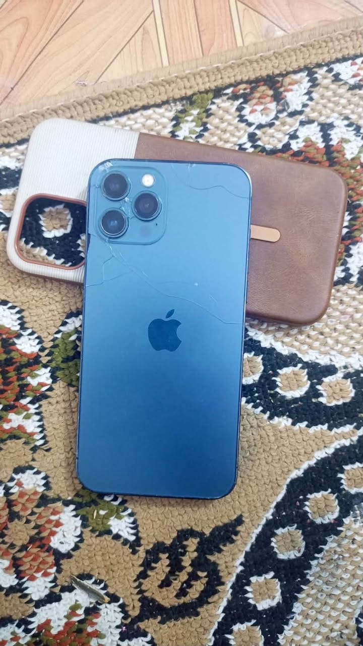 ايفون 12برو ماكس ذاكره 256 بطاريه 83 بلاد مبدل شاشه اصليه 3 خيارات وضهر مفطر جهاز كله شغال مكاني ناصريه سيددخيل *********** سعر 325
