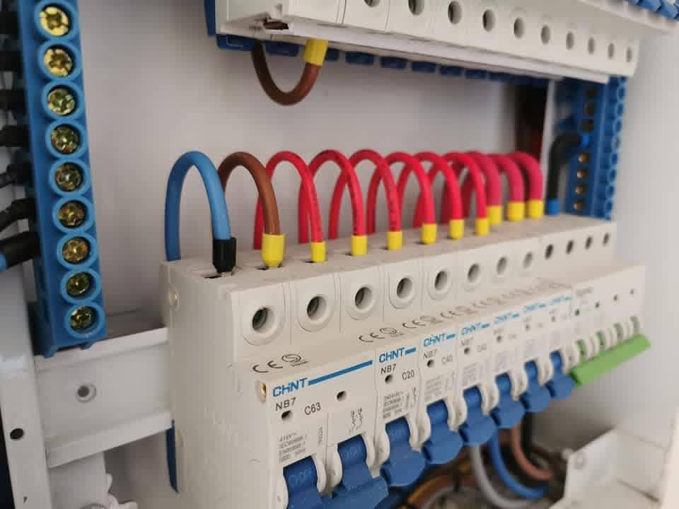 ⚡ تأسيس كهرباء - شغل هندسي مرتب مو حرق وتلزيك 👷‍♂️
شوفو شغلنا بالفيديو 👆 شغل نظيف ومخطط هندسي 100%

من أساس البيت للسقف كلشي محسوب:
🔹 تأسيس نقاط كهرباء حسب الخريطة
🔹 تمديد وايرات اصلية - سيمنز / الفنار
🔹 بوكسات و بوردات مرتبة ومو مخفية عشوائيا
🔹 توزيع انارة سبوت لايت + ليد مخفي
🔹 تأسيس ستلايت وكاميرات وانترنيت

✅ شغلنا ضمان وسلامة
✅ ما نترك جوين ولا واير مكشوف
✅ نستلم بيت عظم ونسلمك جاهز

📍 كربلاء - نغطي جميع المناطق
📞 للاستفسار والمعاينة: ***********

اساس متين وفنش نظيف 👷‍♂️
عمار كربلاء - للمقاولات العامة

#تأسيس_كهرباء #كهربائي_كربلاء #مقاولات_كربلاء #تشطيب_بيوت #عمار_كربلاء

نص مكتوب في الصور:
- عمار كربلاء للمقاولات الكهربائية تأسيس كهرباء - شغل هندسي مرتب حلول كهربائية احترافية • تنفيذ وفق المعايير الهندسية تركيب الأسلاك والكابلات بجودة عالية تركيب وصيانة صناديق التوزيع التزام كامل بقواعد السلامة والأمان للتواصل والاستفسار *********** خدمة 24/7 كربلاء - العراق ضمان • دقة • سرعة في الإنجاز