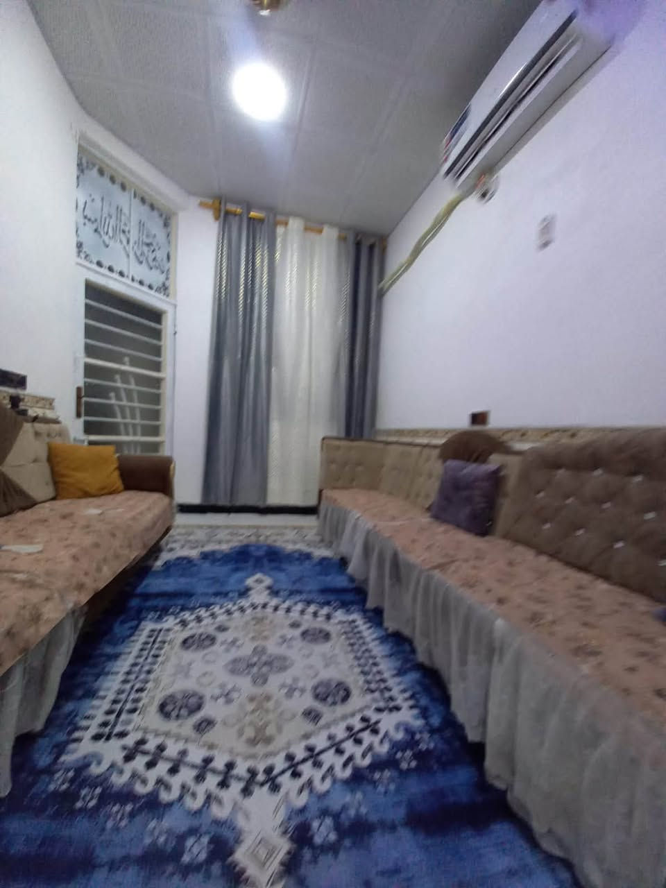 للبيع ١٠٠م/بلدية حي العسكري قطاع ١٥ غرفتين وصاله مطبخ صحيات منور سقف صب مسلح السعر ٥٥بي مجال 
***********
