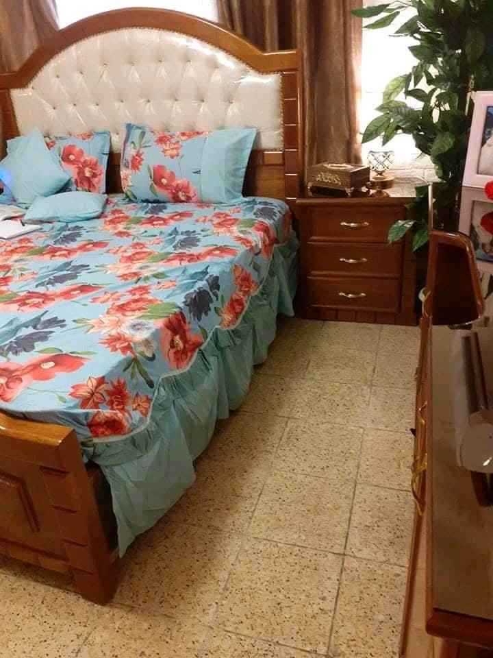 غرفه اخشاب للبيع نضيف كلش ما بيه اي خلل خشب صاج اصلي ثقيل ديكور حلو كلش الغرفه حطاطه ما صار هواي لمن سويناها سعر الغرفه مليونين و100 وبيها مجال
