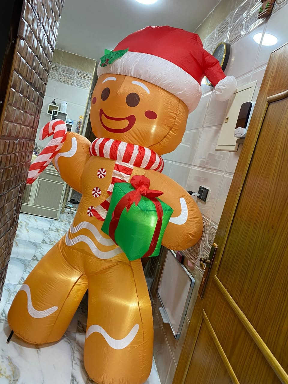 🎄 مجسم رجل الزنجبيل للزينة 🍪
نفخ، حجم 8 أقدام (2.4 متر)، جديد بالكرتونة ✨
مناسب لزينة الكريسماس والبيت والمحلات 🎅🎁
💰 السعر: 85 ألف وبي مجال بسيط 
مكان الغزالية للاستفسار واتس اب ***********
