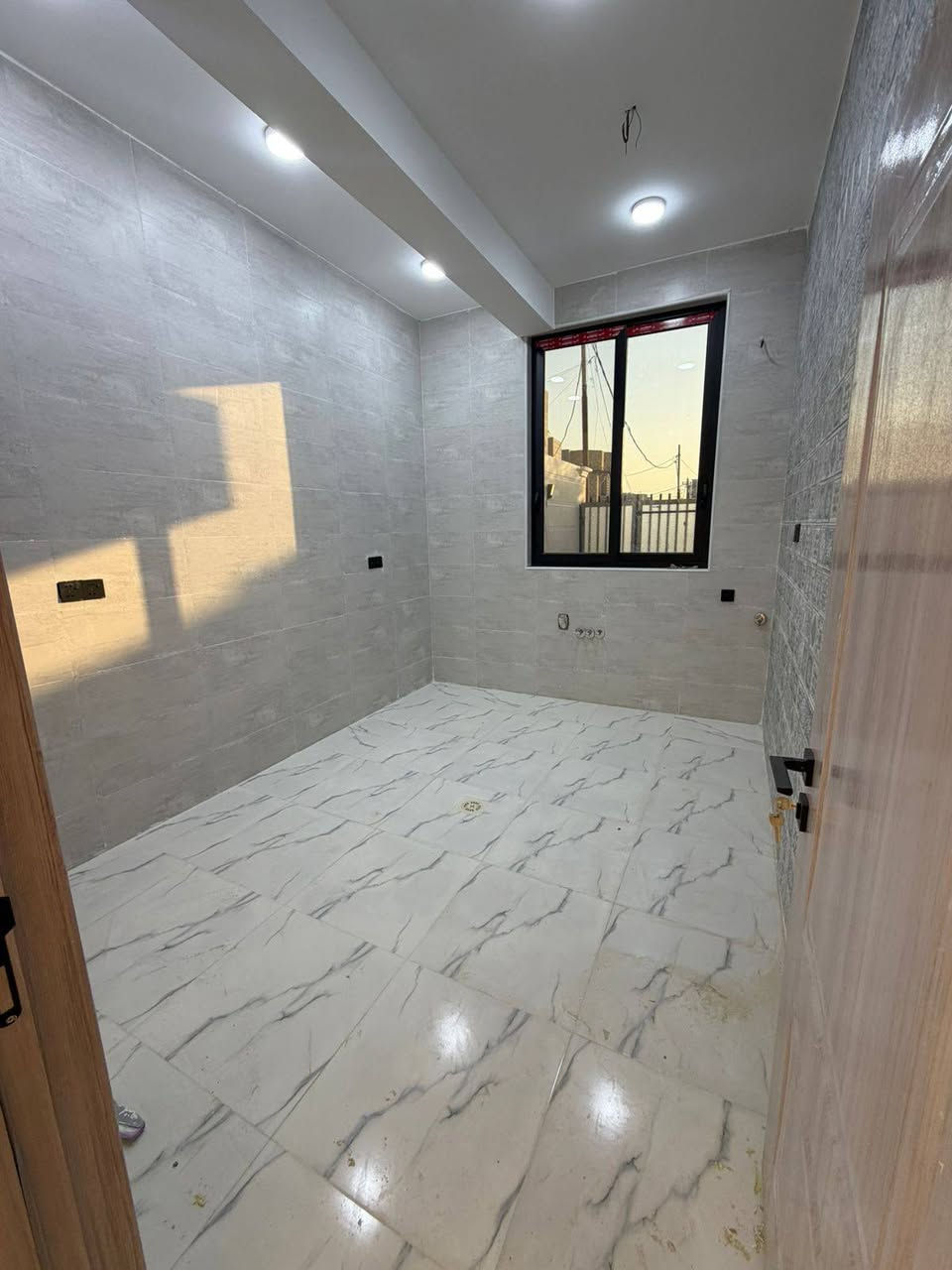 دار زراعي سند ٢٥ مساحه ٢٠٠متر بناء حديث موقع ممتاز ٣غرف نوم العنوان طويريج حي المثنى تفاصيل على الخاص مكتب حيدر للعقار *********** السعر ١٨٥ مليون البيت فول
