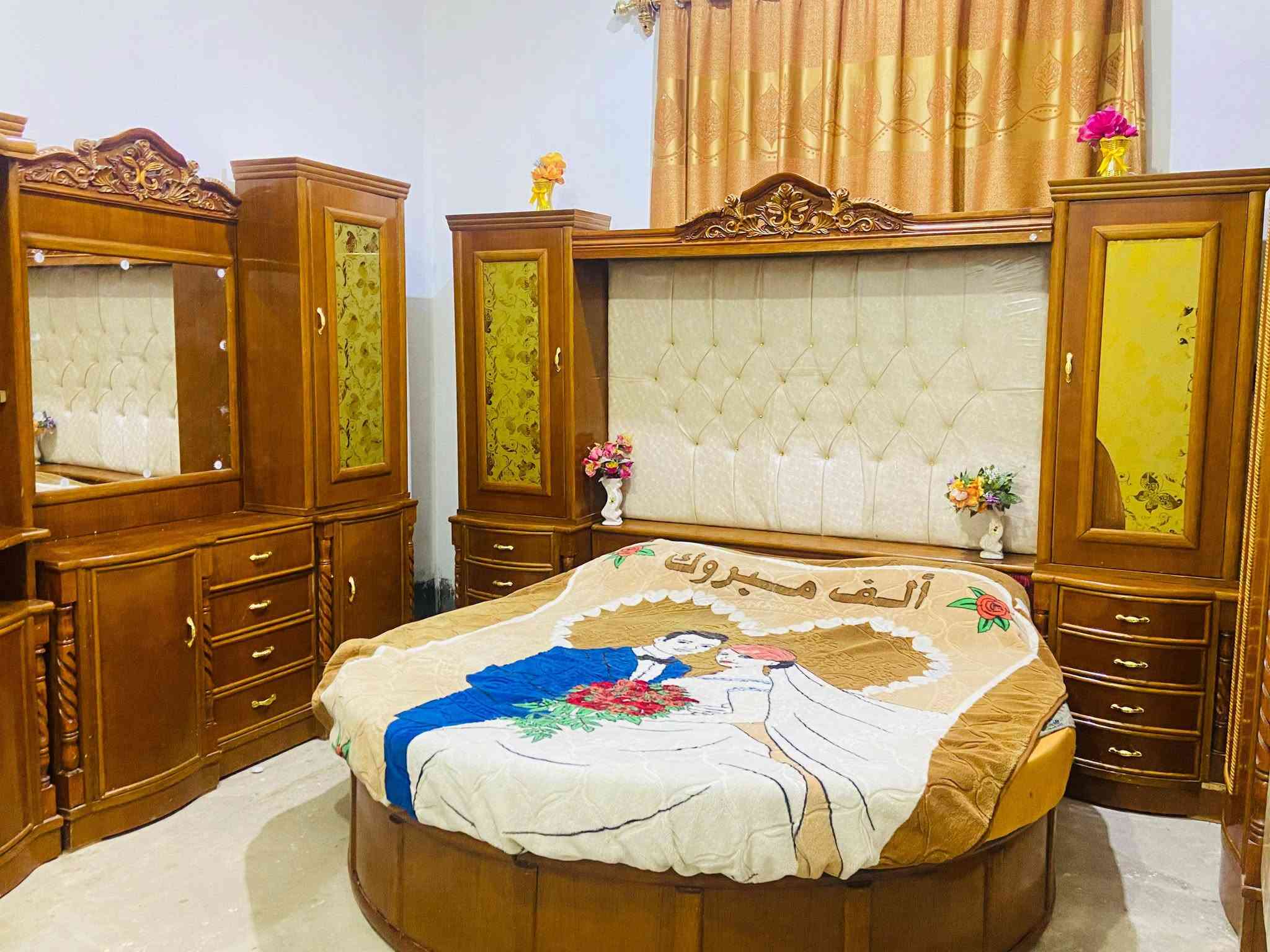 غرفه نوم ملكي 5 قطع
‏
‏خشب زان تصفال حطاطه 5 ملم 
‏كنتورها سلايت مطقه رفوف كامل 
‏نضافه فول مستخدم قليل 
‏عنوان الرمانه البعبيد الحويجه 
‏بسعر مليون و 100 وبي مجال 
‏شد ونقل وتلميع مجاني 
‏***********
‏
‏
‏
