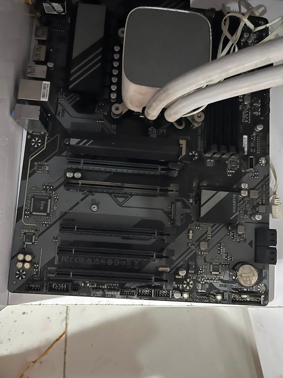 معالج i7-١٢٧٠٠ • رام ٣٢ DDR5 • كرت شاشة RX7700XT