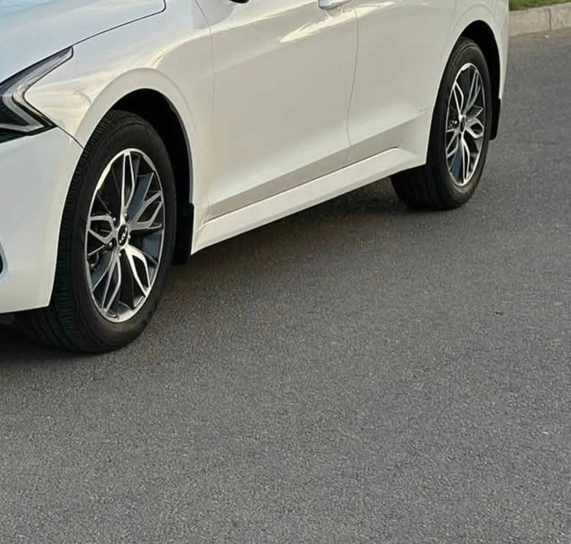 السلام عليكم

شباب عارض هاي الويالة مال كي فايف k5 خليجي للبيع موديل ٢٠٢٣ ويالة نضيفة حجم ١٧ بلاديات اصليات مال السيارة تايراتهن تعبانات بس يمشن او مراوس حسب القناعة 
مكاني : بغداد . السيدية 
رقمي :  ***********
