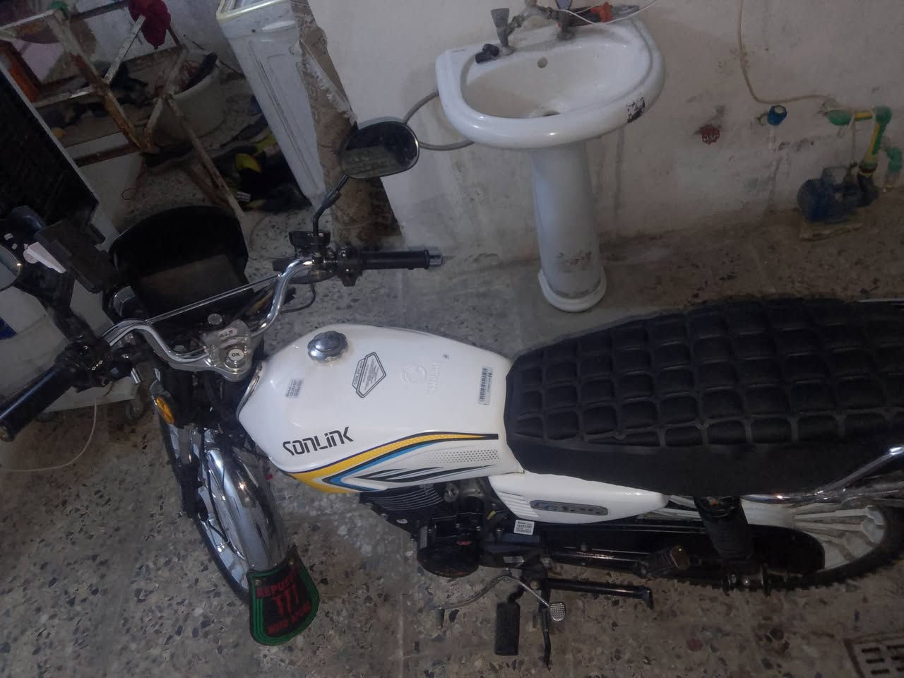 دراجه للبيع ضاقطه وتنجيل مدير 25 السعر 950 وبيها مجال***********
