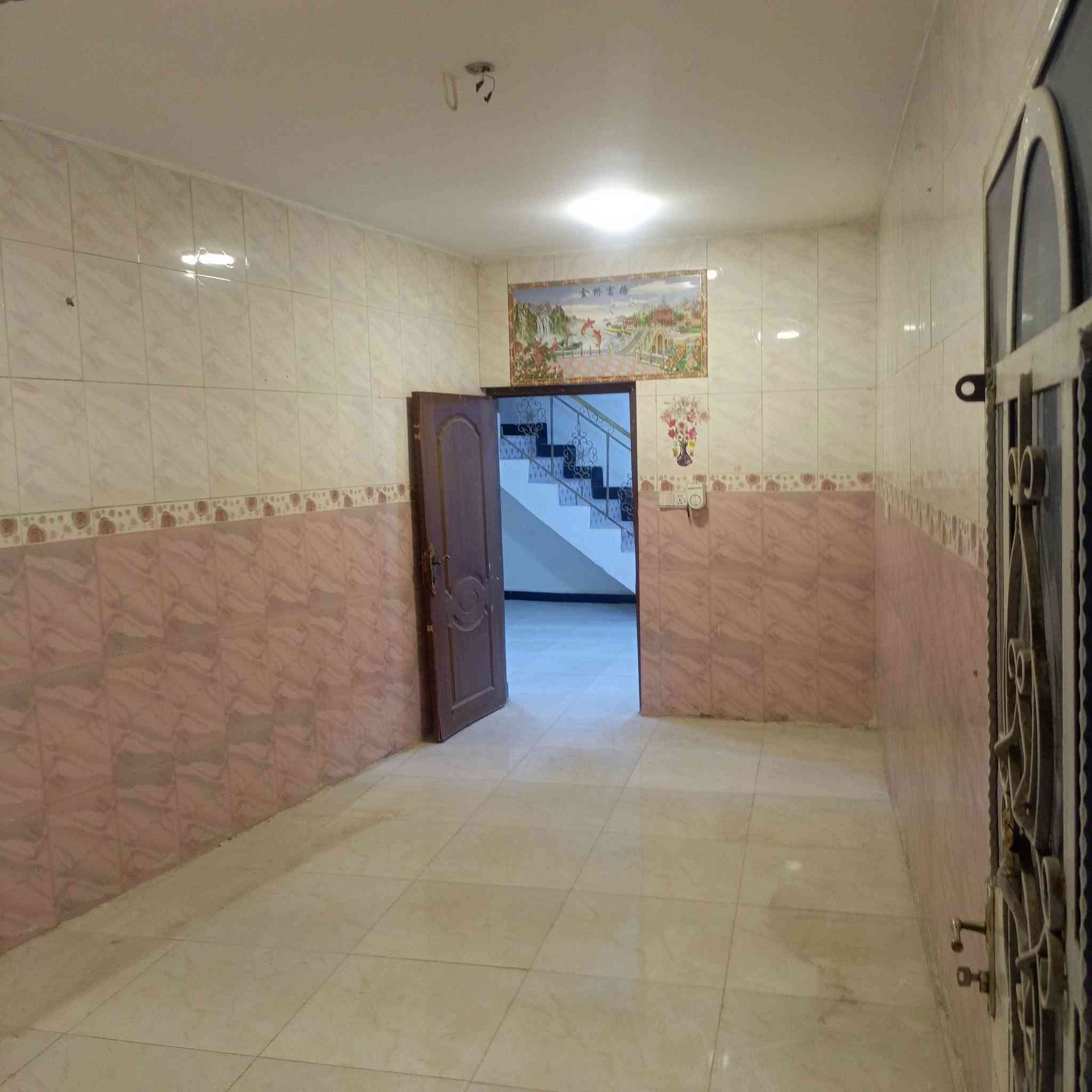 السلام عليكم بيت للايجار مساحة 200متر يحتوي على غرفة نوم وكلدور ومطبخ وصاله وحمام وطارمه وحديقة والطابق الثاني غرفة نوم وبيتون العنوان الأساتذة مدينة حمورابي السياحية شارع الشهيد عميد قيس المعموري بنفس الشارع تبليط خدمات كامله تفاصيل اكثر الاتصال على الرقم *********** بي واتساب أو خاص موجود
