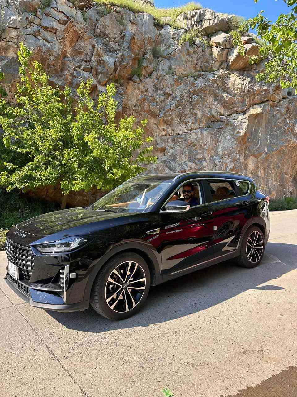 جيتور X70 بلاس مديل 2026 ماشيه 10 تالاف فقط السياره بضمان الوكالة السعر المطلوب 33 مليون // للاتصال// ***********
سعة المحرك: 1.6 لتر تيربو (4 سلندر - حقن مباشر).

القوة الحصانية: 197 حصان.

عزم الدوران: 290 نيوتن.متر.

ناقل الحركة: أوتوماتيكي 7 سرعات (DCT).

نظام الدفع: أمامي (FWD).

سعة خزان الوقود: 57 لترًا. [1]

الأبعاد والقدرة الاستيعابية
الطول الكلي: 4724 مم.

العرض الكلي: 1900 مم.

الارتفاع الكلي: 1720 مم.

قاعدة العجلات: 2720 مم.

عدد المقاعد: 7 مقاعد (تتوزع على 3 صفوف). [1, 2]

التجهيزات الداخلية والرفاهية
شاشات العرض: شاشة تعمل باللمس وواجهة رقمية متصلة للعدادات والترفيه بحجم 12.3 بوصة.

فتحة السقف: بانورامية واسعة.

الراحة: مقاعد جلدية قابلة للتعديل كهربائياً، وكونسول وسطي يحتوي أحياناً على ميزة التبريد/الثلاجة.

الاتصال: شاحن هاتف لاسلكي ومنافذ USB سريعة.

التشغيل: نظام دخول ذكي بدون مفتاح (بصمة) مع إمكانية قفل وفتح النوافذ والسقف عبر البصمة. [1, 2, 3]

أنظمة الأمان والسلامة
وسائد هوائية: وسائد هوائية أمامية وجانبية لحماية الركاب.

المساعدة على القيادة: حساسات ركن أمامية وخلفية مع كاميرات محيطية.

الثبات: أنظمة الفرامل المانعة للانغلاق (ABS)، توزيع قوة الفرامل إلكترونياً (EBD)، ونظام الثبات الإلكتروني. [1, 2]

الضمان
الضمان الأساسي: 5 سنوات أو 150,000 كم.

ضمان المحرك: يصل إلى 10 سنوات أو مليون كيلومتر للمالك الأول (حسب الوكيل). [1]
