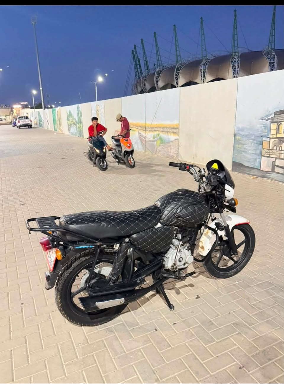 بوكسر 21 رقم وسنويه انكليزي شرط تحويل سنويه للـ2030 دراجه نضيفه كهربائيات كلها شغاله سلف اشاير لايتات شادله بلوجكترات اصليه 
مجفته تجفيت شركه ومكينه خرسه نهضه ومعدل فول سعره 1750 مكاني كزيزه رقمي ***********

