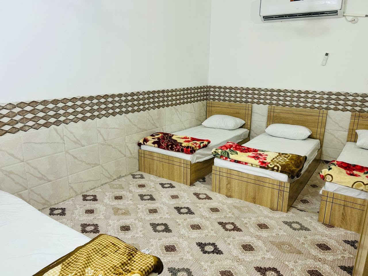 🏠 شقق للإيجار خلال أيام الزيارة
تتوفر شقق نظيفة ومريحة للإيجار خلال فترة الزيارة، مناسبة للعوائل والزائرين، وتتميز بـ:
• غرفتين نوم واسعة ومؤثثة تحتوي على سبع أسرة.
• مطبخ وحمام مجهزان.
• صالة كبيره و مؤثثة بأثاث جديد.
• مجهزة بمكيفات جديدة.
• متوفر ماء وكهرباء.
• تقع في حي الروضتين و تبعد ١٠ دقائق عن باب الرأس الشريف. 
• مساحة الشقة 145 متراً مربعاً.
• متوفرة حاليا 4 شقق.
• تحتوي العمارة على مصعد.
📅 الحجز متاح من الآن، والأولوية للحجز المبكر.
للاستفسار والحجز، يرجى التواصل عبر الرسائل الخاصة أو الاتصال على الرقم: (***********).
