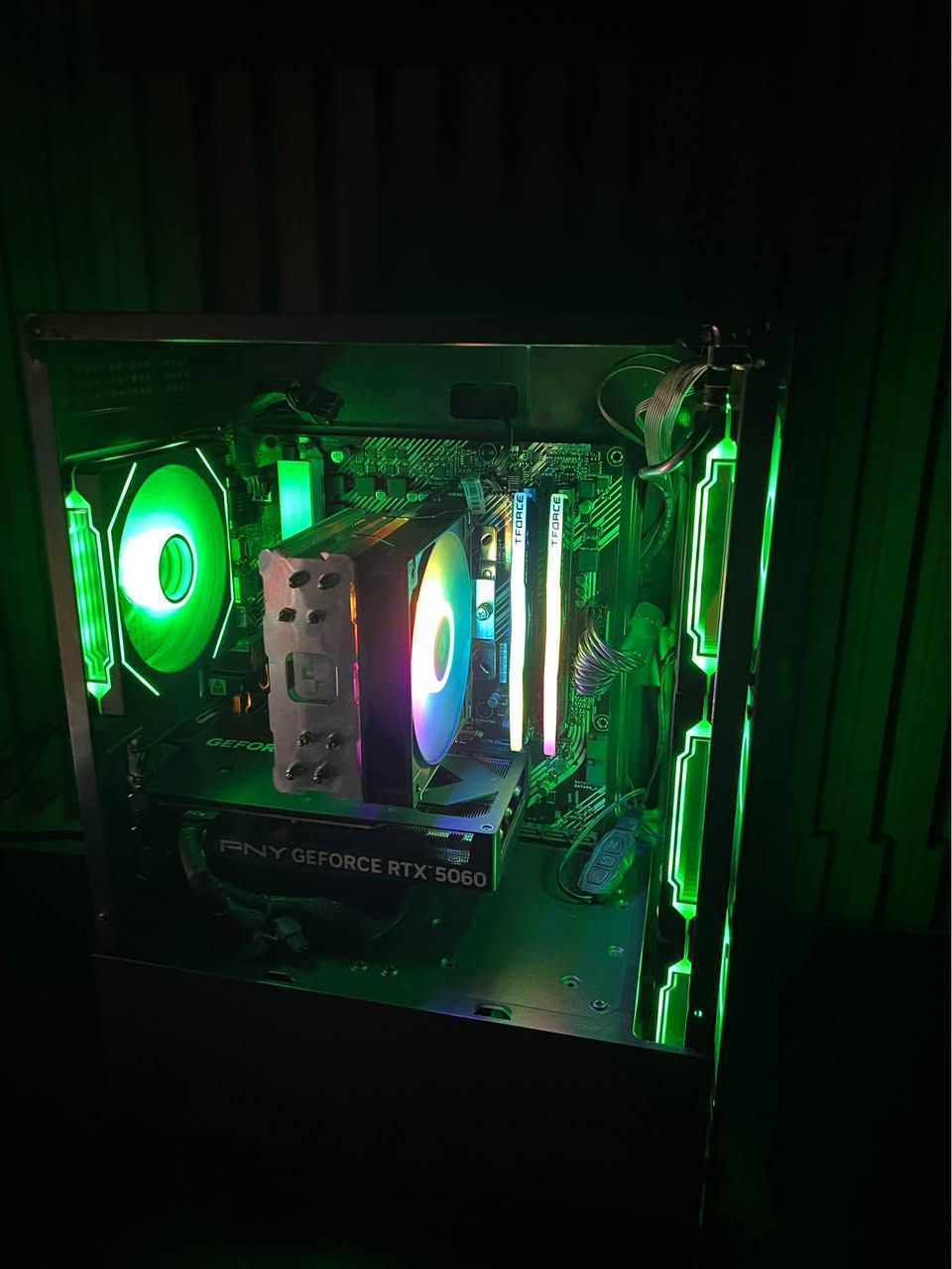 تجميعة كيمنك بمواصفات عالية و سعر بلاش 

rtx 5060 
r5 5500 
ram 16g ddr4 3200 t-force
m.2 1tb gen 4
mb b450 asus prime
cooler gas thermal right 
650w 
case 4fan argb

واتساب *********** بغداد, العراق
