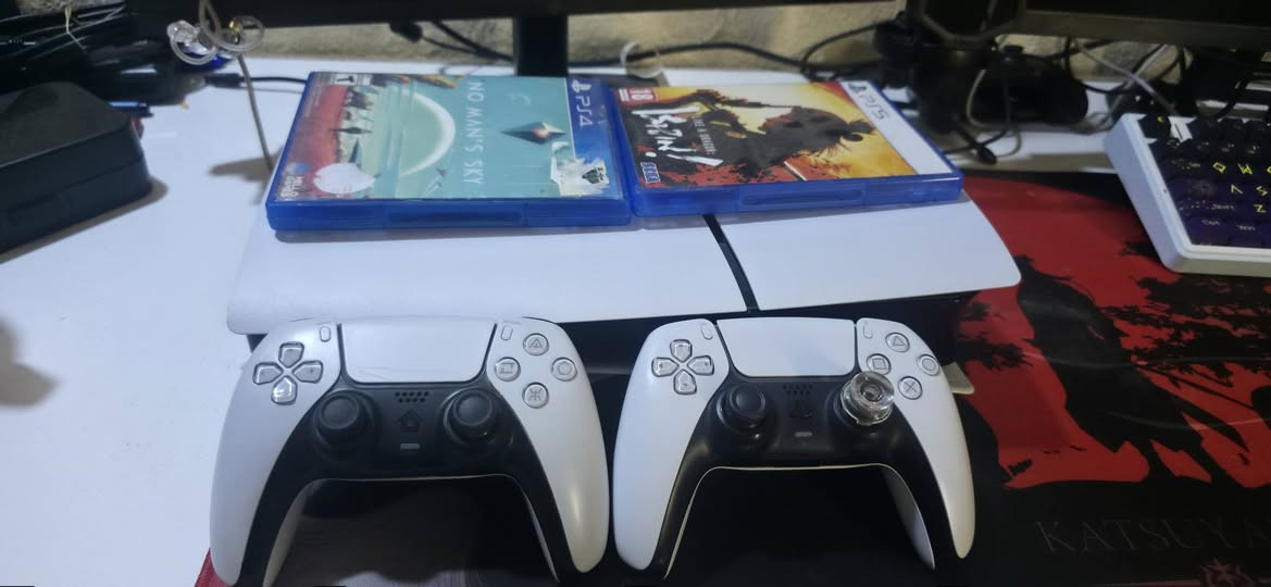 Ps5 slim 
مامصلح ولا مفتوح وبعده كلشي وياه وايرات كيبلات 
جوستك اصليه وثانيه فور بس بشكل فايف
وياه ثنين اقراص Yakuza و no mans sky 
كارتونه وفلينته وكلشي متوفر توصيل 
سعره 800 مابي مجال اعتذر 
سبب بيع عدم تفرغ مال دكتور اسنان 
موجود واتس ***********
