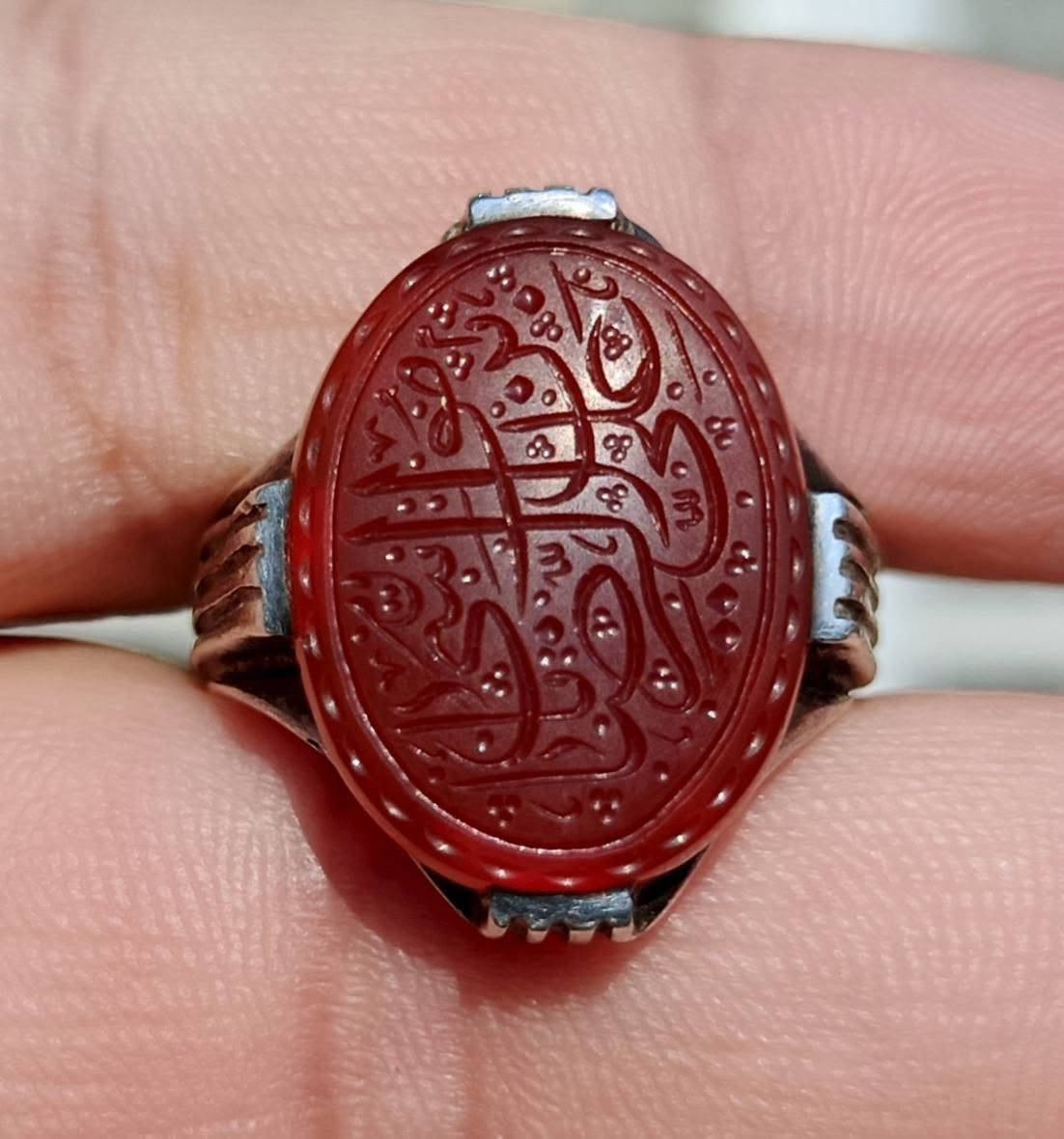 السلام عليكم عقيقه يماني تحفه خط جميل جدا مخطوط(ياعلي ابن موسئ الرضا) قياس الحجره 2سم وقياس الخاتم 25-26 صياغة مخالب الصائغ(عود) سعر 70 مكان ناصرية توصيل موجود ***********

