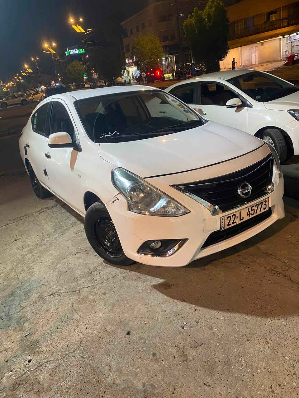 نيسان سني هندي بليته زركة
موديل (19)
ماشيه(215)
السياره بيها جاملغ الخلفي  صبغ والصندوك مبدل 

بيها ملاحظات شويه بارد 

تخم تاير جديد 
السعر 93وبي مجال حك الجيه 
صدر كامل جديد 
مكان السيارة بغداد
حي العدل 
***********
