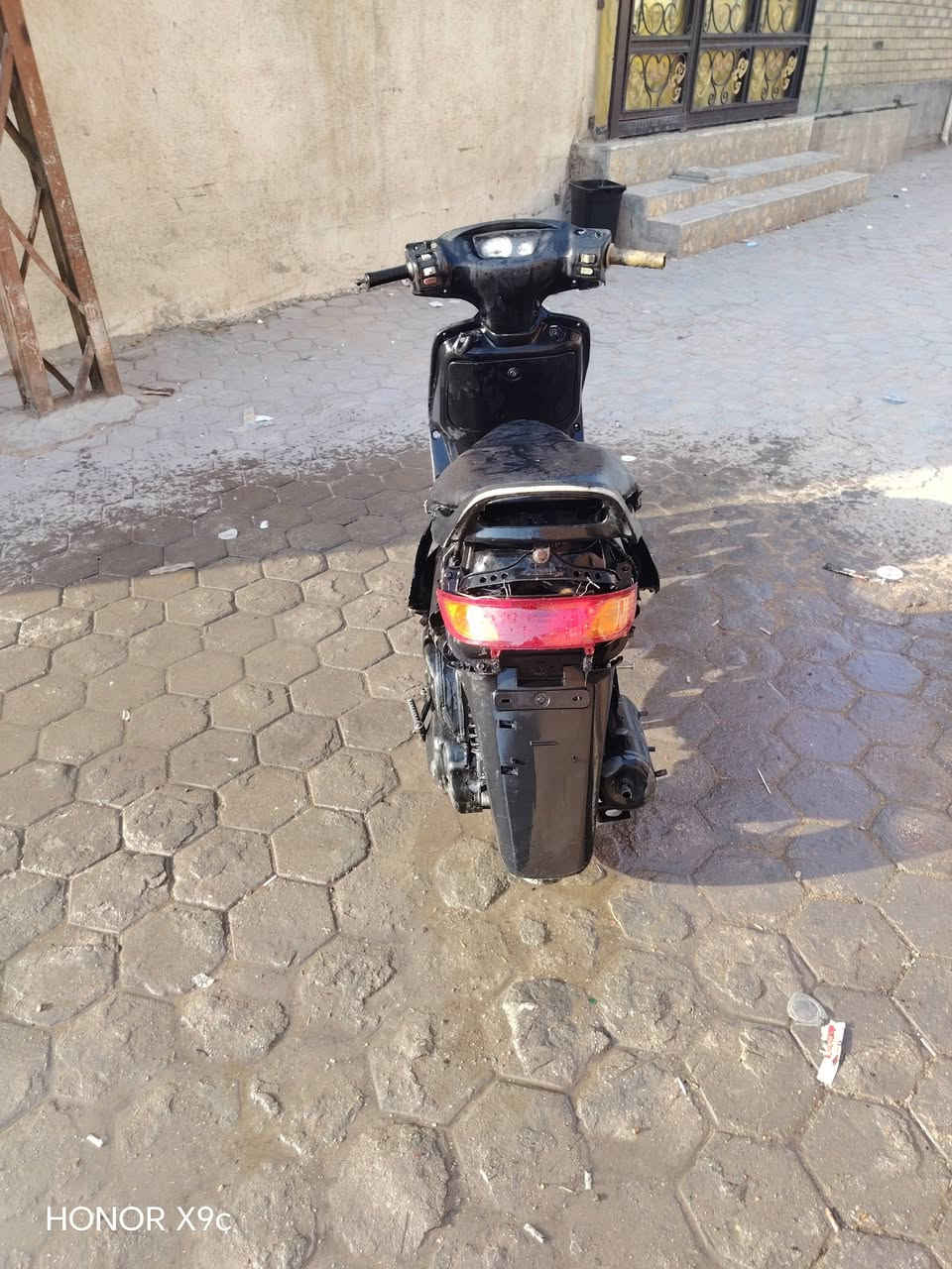 سلام عليكم درجه فراشه للبيع
شغاله بيه دخانه بصيطه
 درجه مرتبه عوز
نواعم.    *سعر ٢٠٠ بيه مجال لللشراي
رقمي ***********

نص مكتوب في الصور:
- HONOR X9c