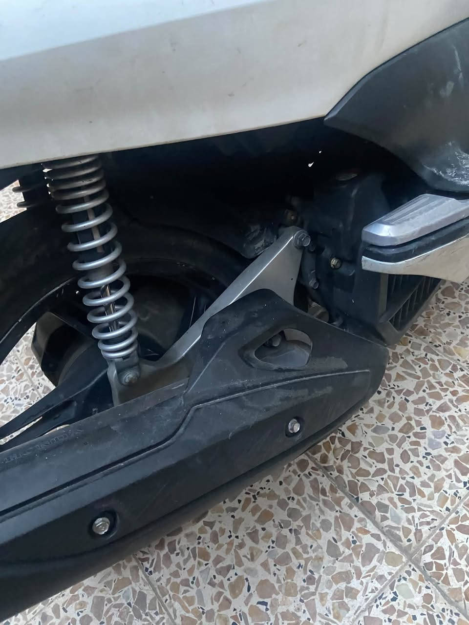 تفتصيل بلصور

نص مكتوب في الصور:
- كروب بي سي اكس 2024 pcx
- سلام عليكم دراجه بي سي اكس جيل اول دراجه كفراتها كدامك الدراجه تخربط مكينه ممفتوحه السعر ٧٥٠ وبيها مجال مكان الحسينيه رقم التلفون ***********