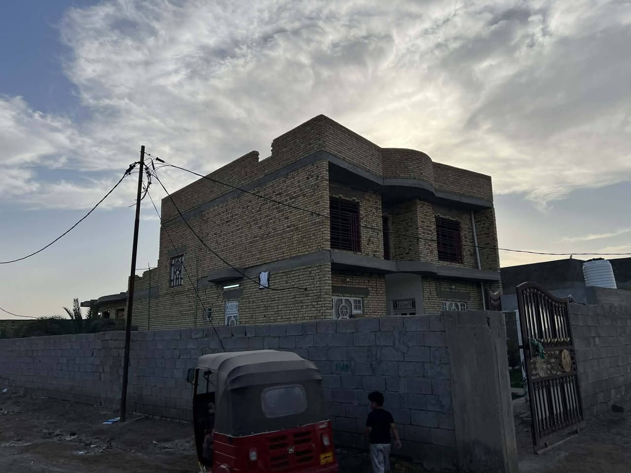 دار للبيع..المكان النعمانيه حي المتنبي مكان حلو ومرتب
مساحه ألارض(520) يتكون الدار من استقبال..غرفتين طابق 

الاول..مطبخ..حمامات داخليه حمامات خارجيه

الطابق الثاني

صاله..غرفتين غير مكتملات

البيت جاهز للسكن

الله شاهد الشراي يجي مشتر جار قبل الدار 

يبعد شارع ١٠٠ متر
الاستفسار  ***********
