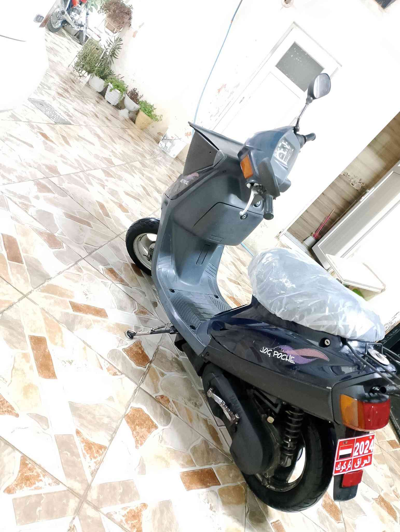 السلام عليكم، هذه الدراجة للبيع
النوع: ياماها (Yamaha)

المحرك: ما مفتوح وبدون أي مشاكل

الكهربائيات: كلها شغالة ونظيفة

العدادات: شغال (عداد السرعة ومقياس البنزين)

(البريك): يقف بمكانه، بدون أي عيب

الفطر (الشرائح/الكفرات): ما مكسور وجاهز بلادي

الإطارات (التواير): جديدة

السعر: 450 ألف ودش بيه مجال (قابل للتفاوض)

للتواصل والاستفسار، يرجى الاتصال على الأرقام التالية:
***********
***********
