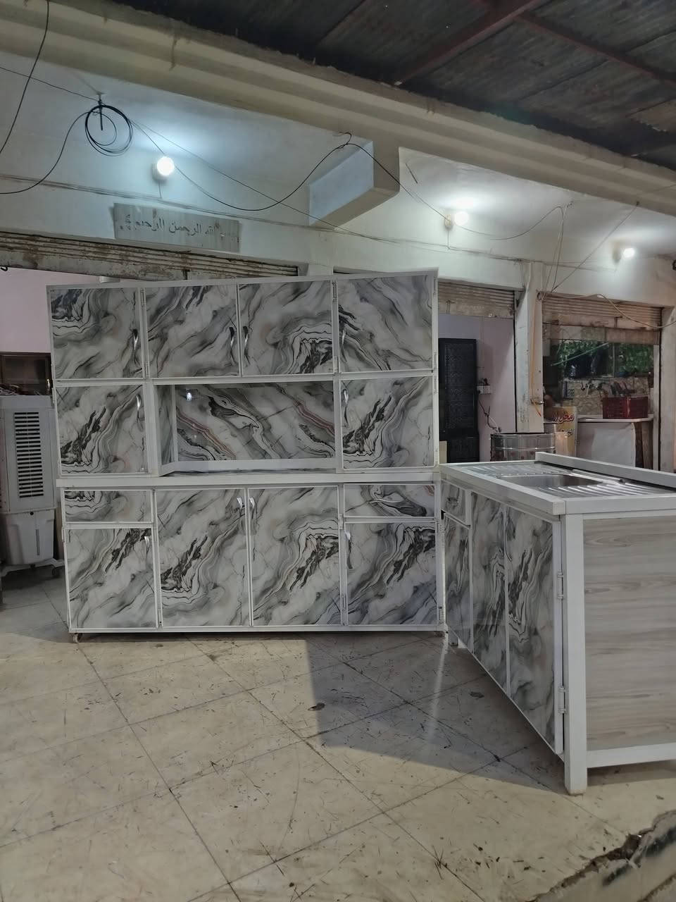 للبيع كونتر ارضى ملحق مترين ابو بوفيه شغل تقيل نظافتو ٩٠ ٪ سنك ١٣٠سم سعر ٢٧٥ بي مجال *********** اسيا ***********
