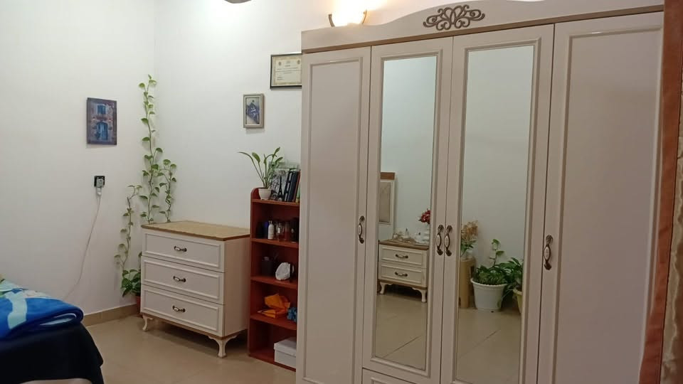 غرفة نوم شبابيه • نظافة ٩٠٪