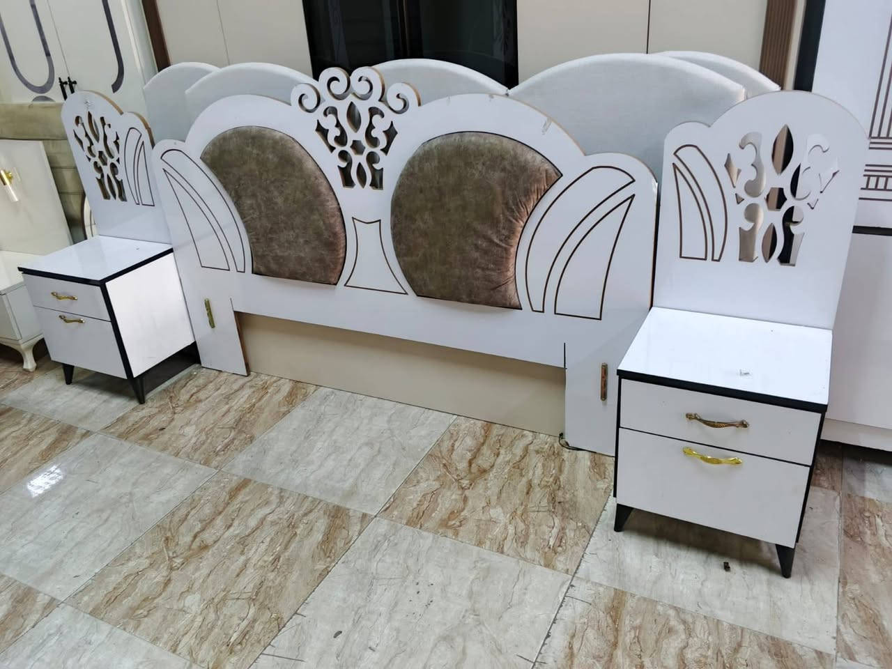 غرفة نوم • أثاث خشب • بدون تفاصيل
