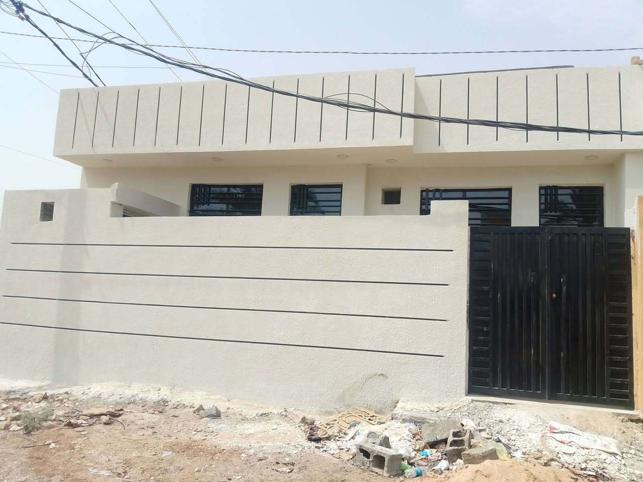 مشتمل للبيع مربع 10في 10 غرفة نوم واحدة مع مطبخ مع استقبال مع هول مع صحيات داخلية وخارجية البناء طابوك الحكيم الواءلي السعر 43 الاتصال على ***********

