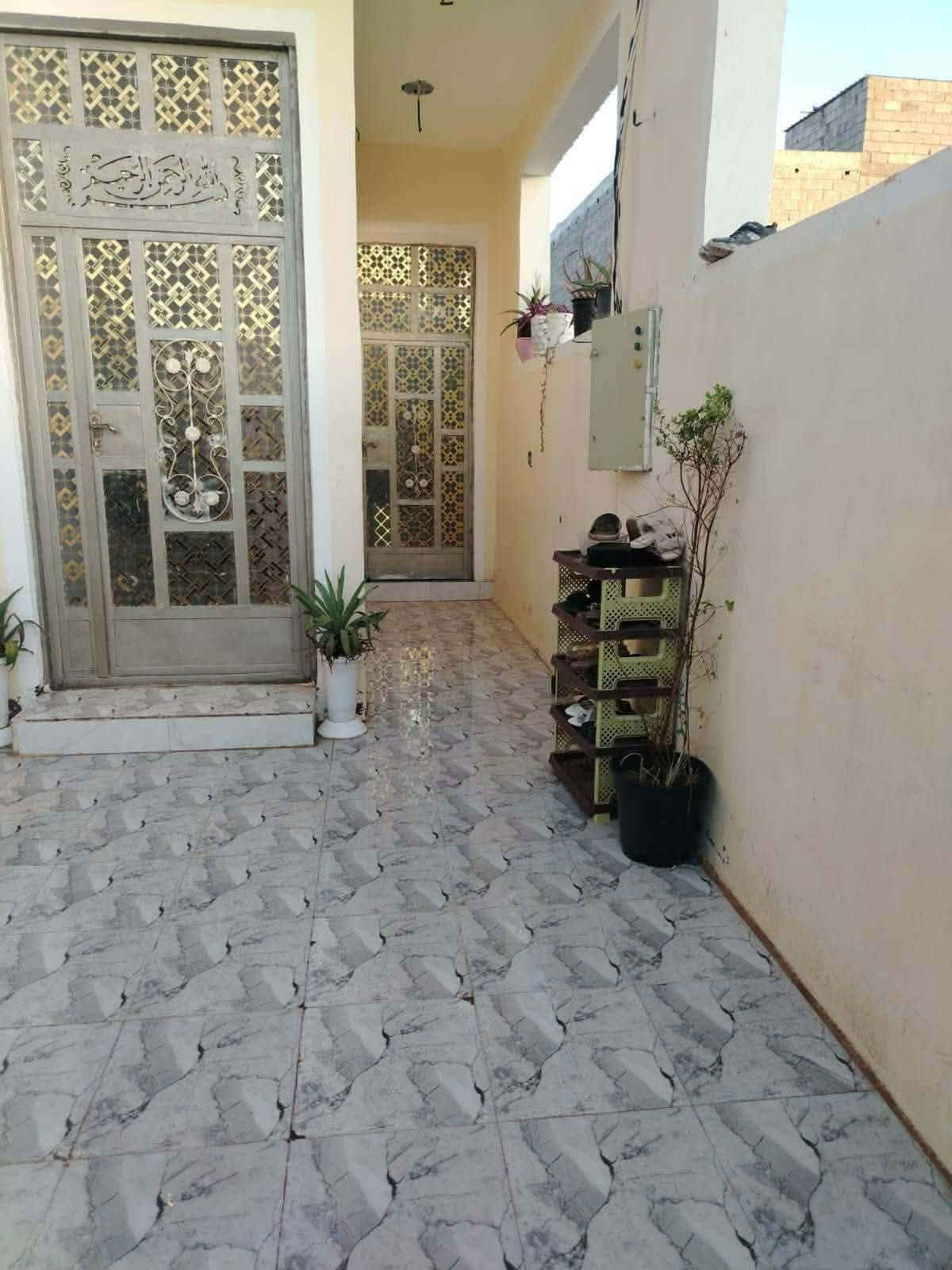 سلام عليكم بيت للبيع طابو ملك زراعي مساحة 100 متر البيت يحتوي على استقبال وممر وصالة جبيرة نفس. صالة مطبخ وأيضا ممر بصفها وغرفة نوم. وحمام داخلي وفوك بيتونة جبيرة بكد صالة جوة. وحمام خارجي موقع البيت بعقوبة التحرير الحولي محمد ليلى سعر البيت 47 مليون وبي مجال بسيط للأستفسار الأتصال على الرقم ***********

نص مكتوب في الصور:
- REDMI A5 27mm | f/2.0 | 1/33s | ISO500 18/9/2026 15:29:15