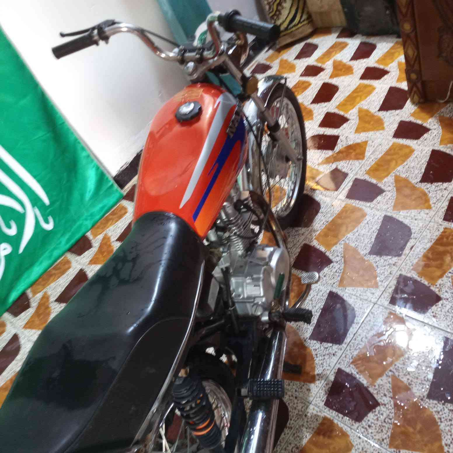 سلام عليكم شاصي  اورق 18 نامه اصلي 
ول تعميره 24 مكينه ما مفتوح سعر 625 وبيه مجال 
مستعجل عل بيعه مكان سوق الشيوخ ***********
